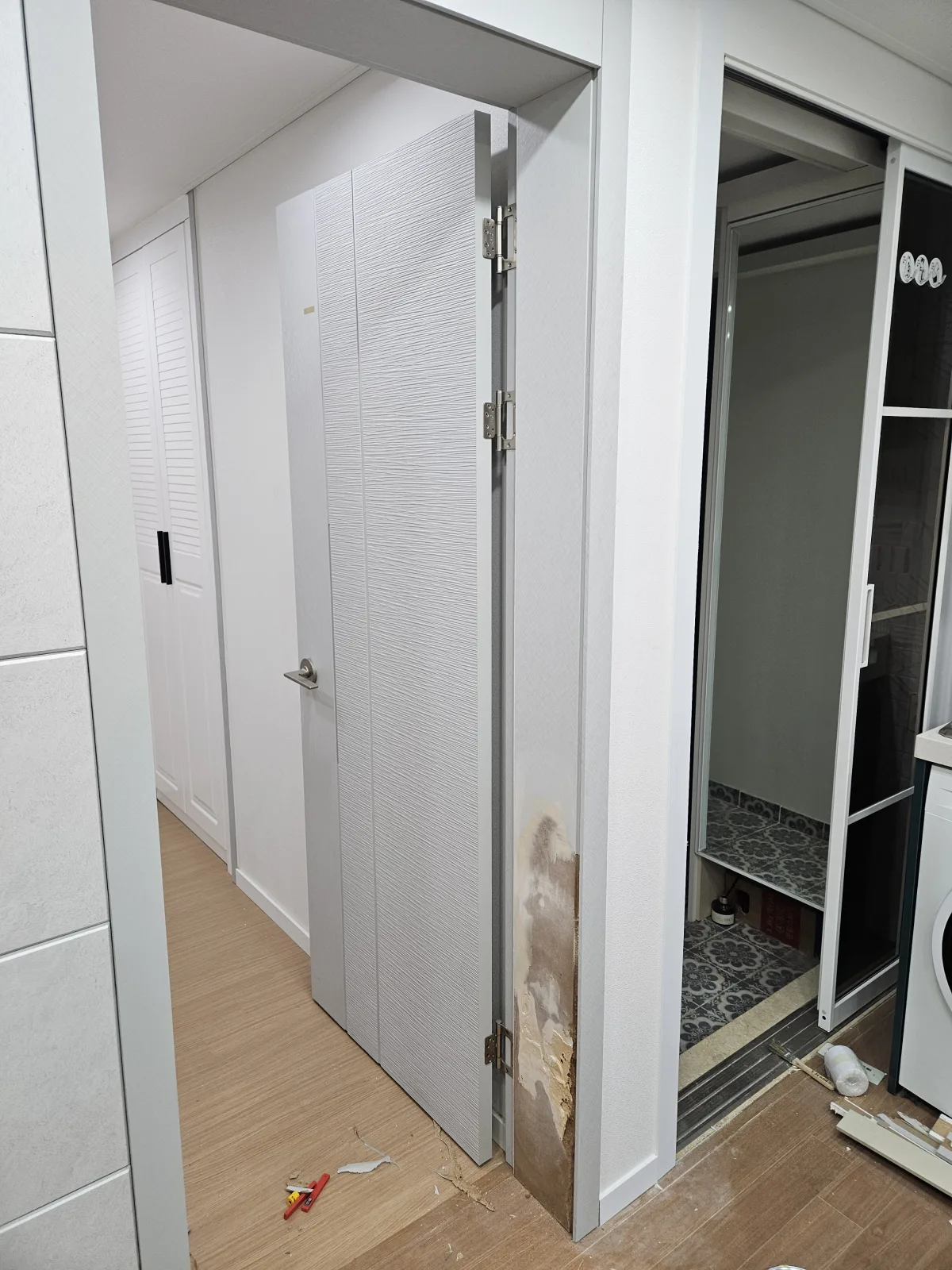 방문 모서리 복원 시공 사례